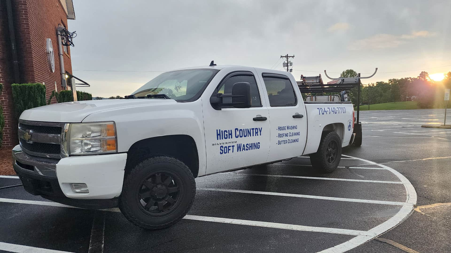 High Country Softwashing Vehicle Banner Image